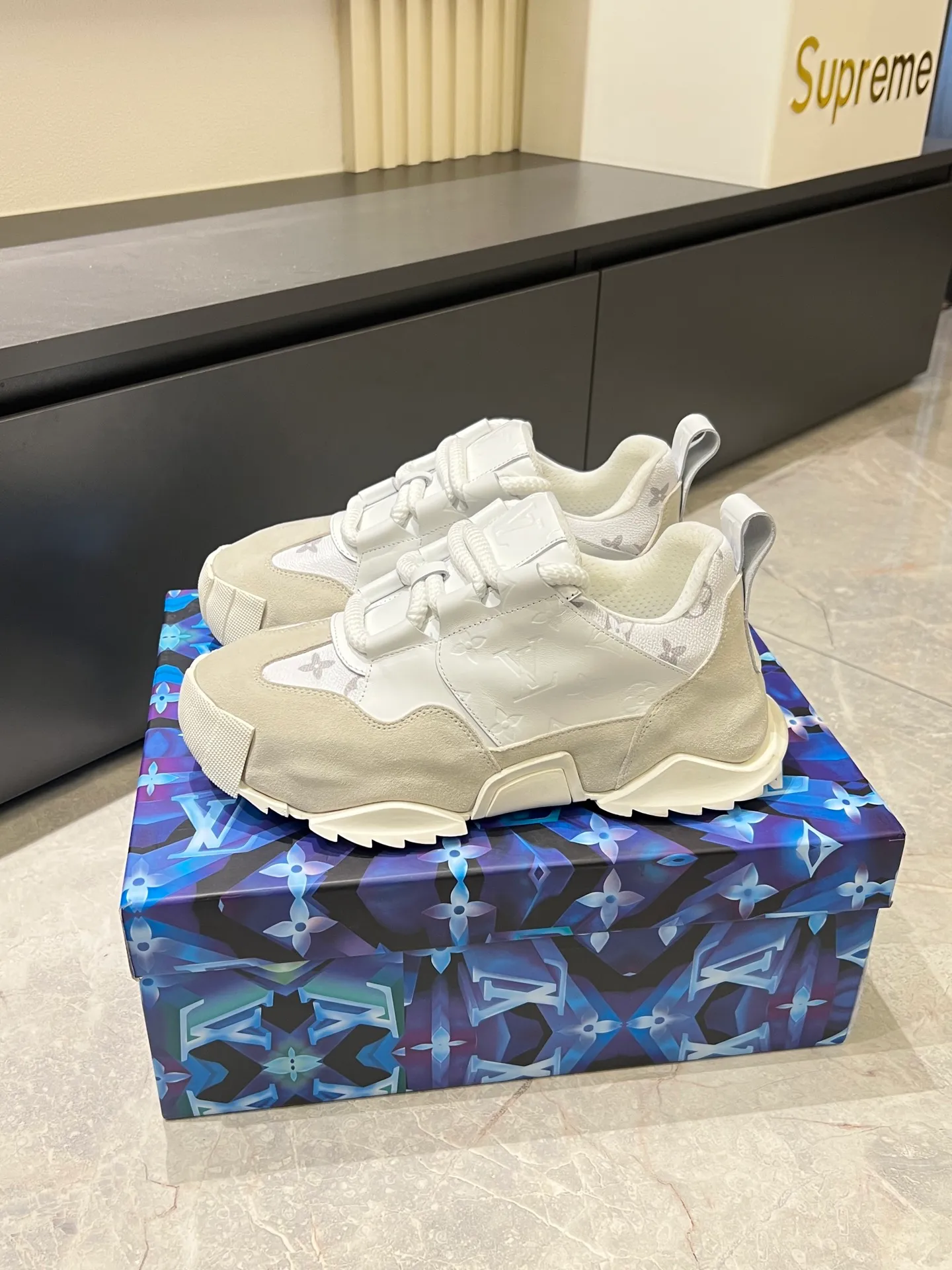 p600 "LOUI* VUITTO*" popular men's casual shoes, genuine development in Italy 💯Purchasing level quality ✔️The upper is made of first-layer cowhide, comfortable and soft sheepskin feet ⚡️ Fashionable and versatile, the toe last shape is firm and full, the soles are made from original LV molds and can be freely entered and exited the counter. Light and comfortable on the feet~Purely handmade, details determine quality! Size:39-44!